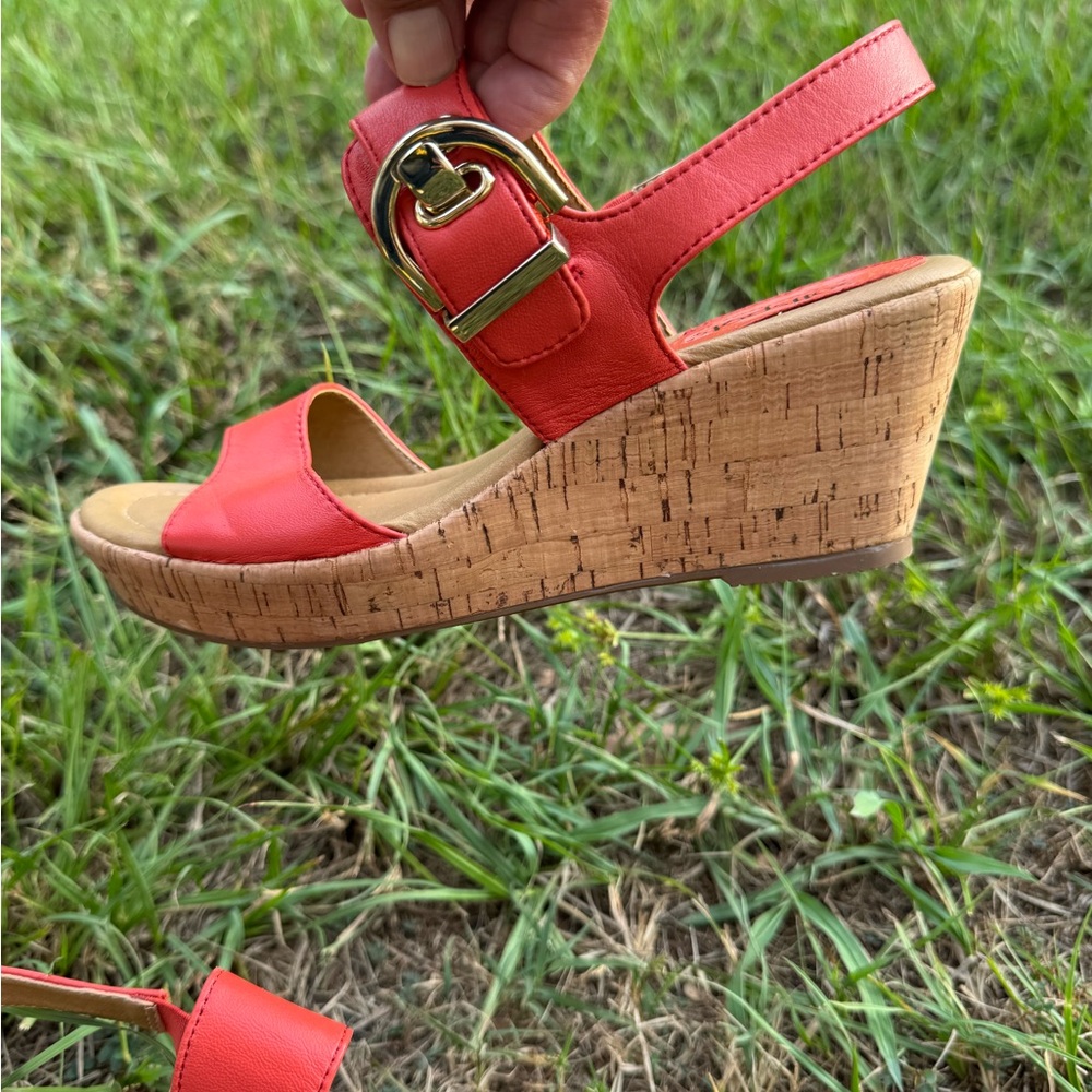 Softspots Women’s coral wedge sandals Size 7.5
